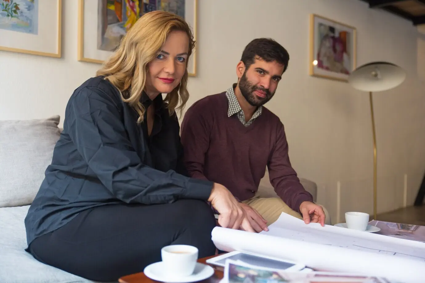 Ein Immobilienmakler stellt einen Grundriss vor.