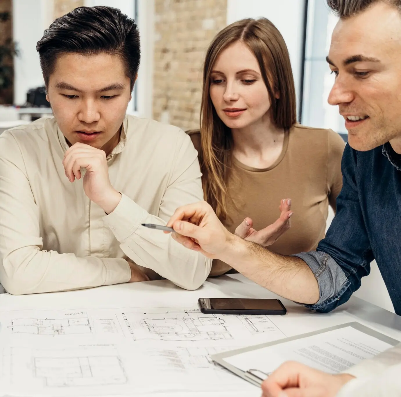 Geschäftsleute arbeiten in einem Konferenzraum an einem neuen Projekt.